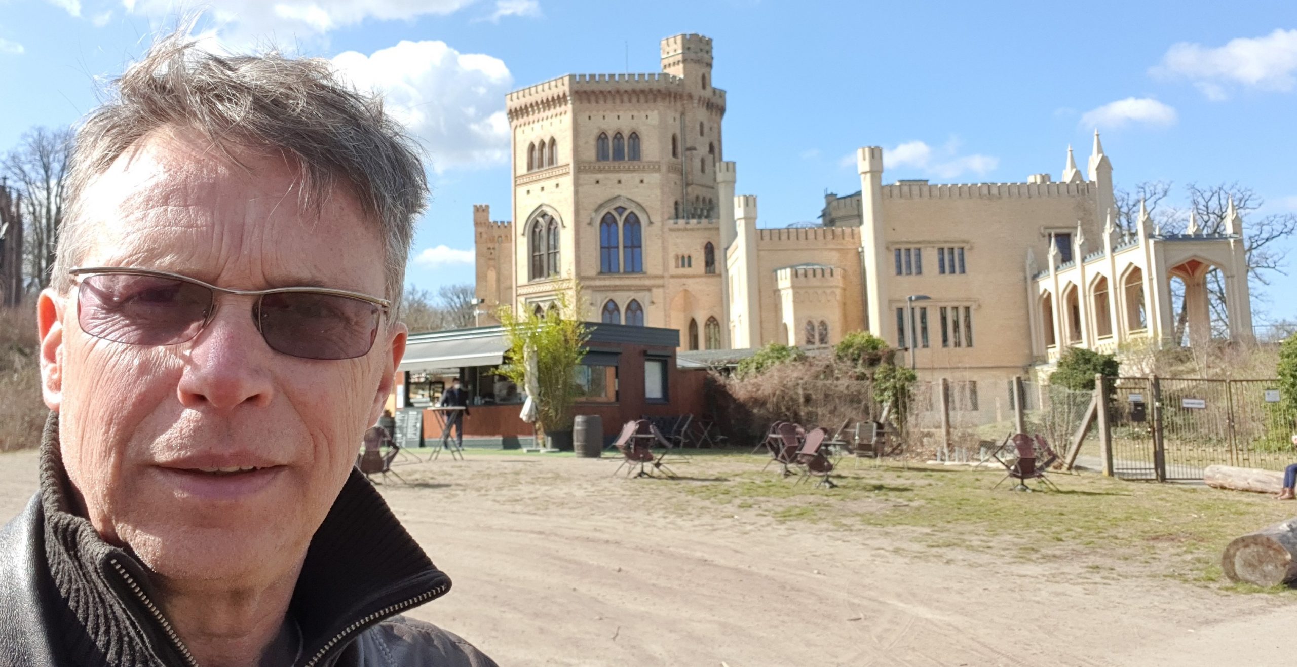 Jo vor Schloss Babelsberg